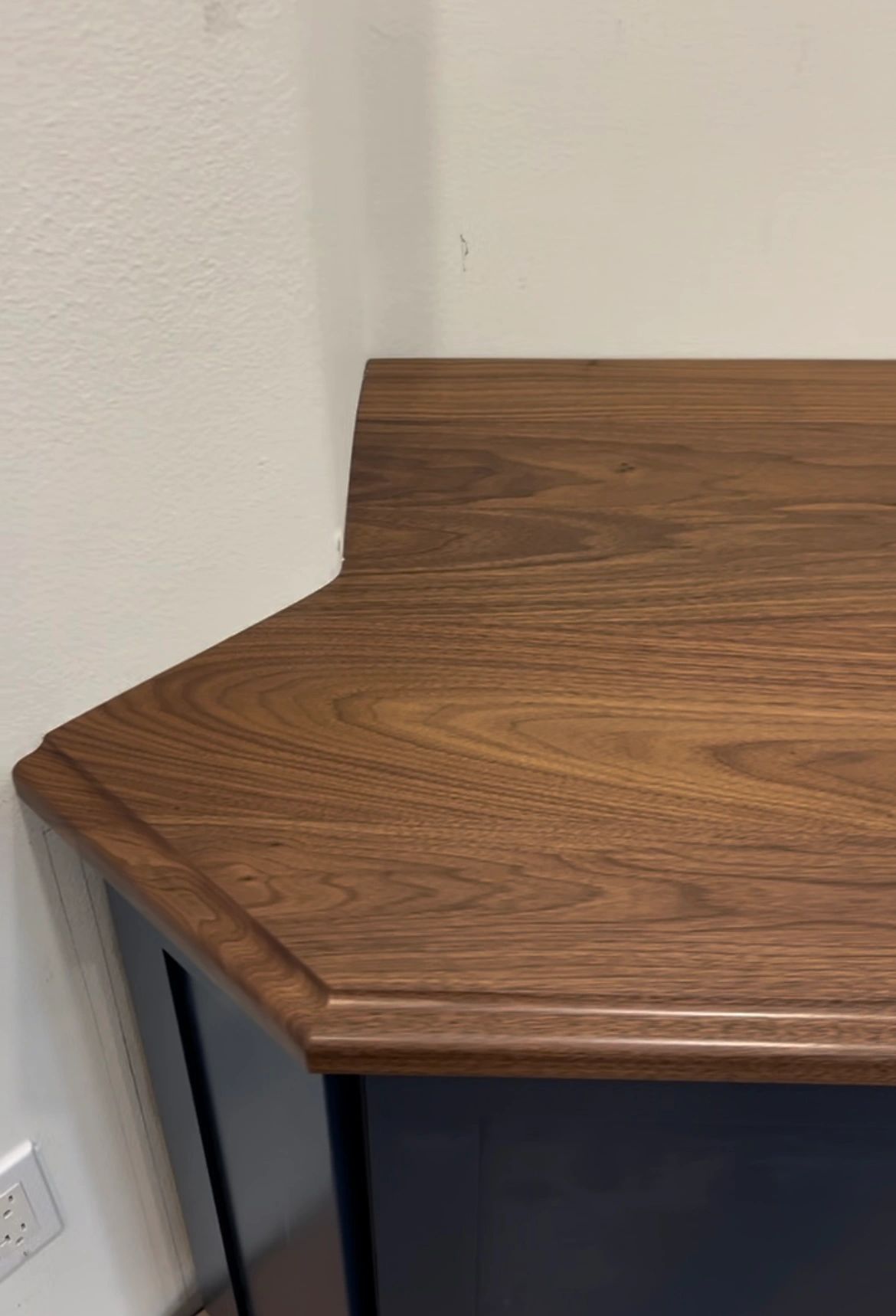 Profiled walnut bar. A stepped edge profile on a walnut bar top.